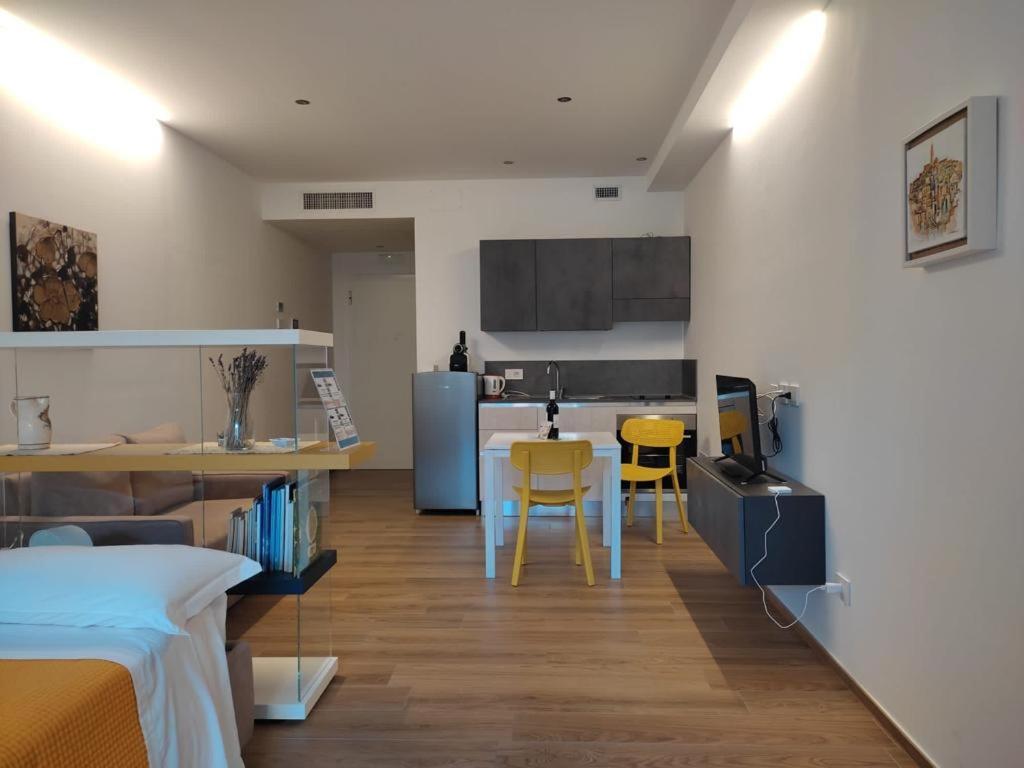 Апартаменти Domus13-With Private Parking Барі Екстер'єр фото